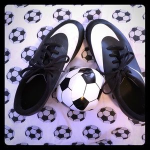 Soccer shoes